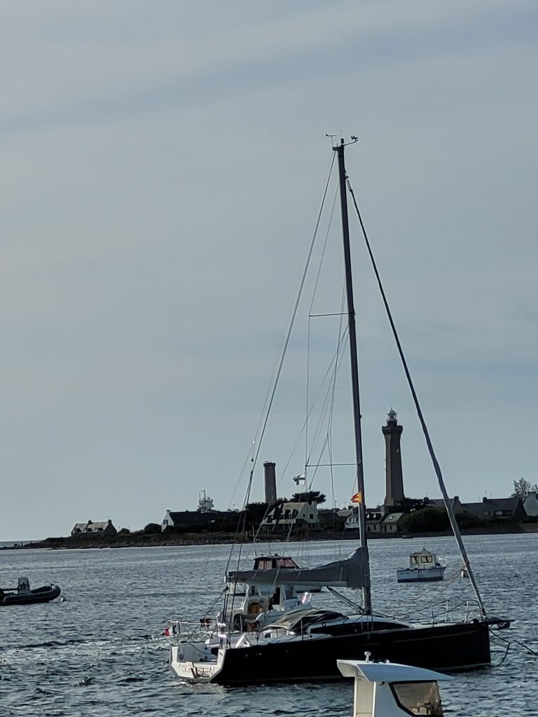 La jetée à Kerity et le phare d'Eckmühl