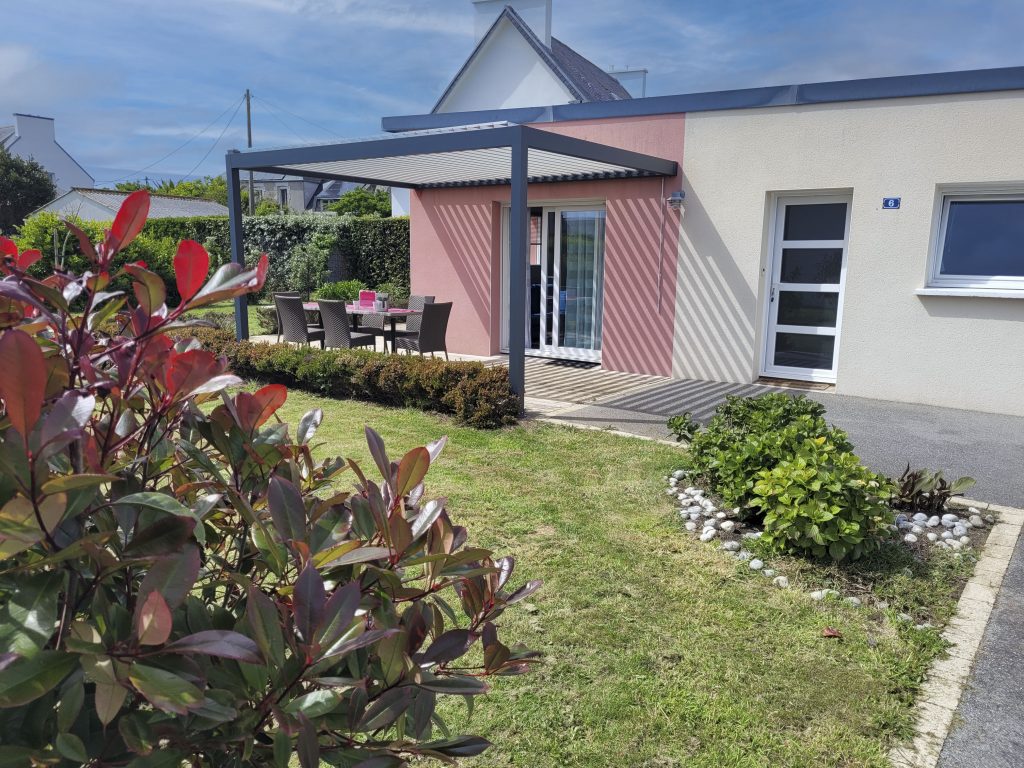 maison de plain-pied sur grand jardin arboré, avec terrasse et pergola