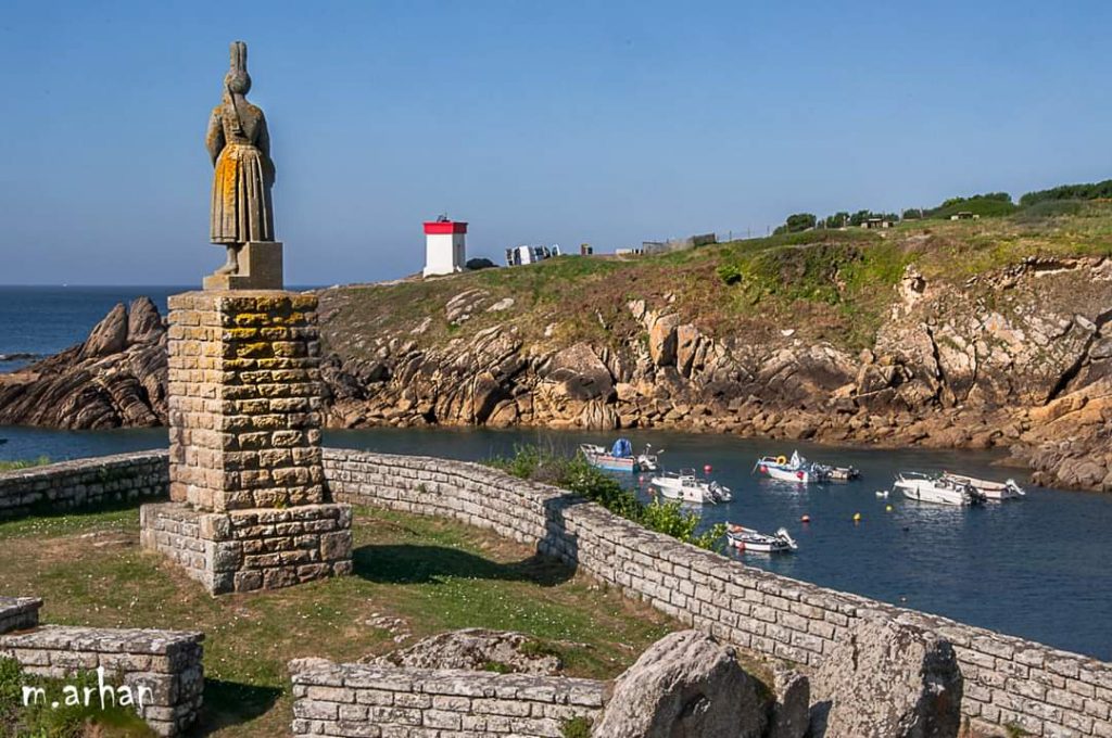 Statue d'une bigoudene à l'entrée de Pors Poulhan