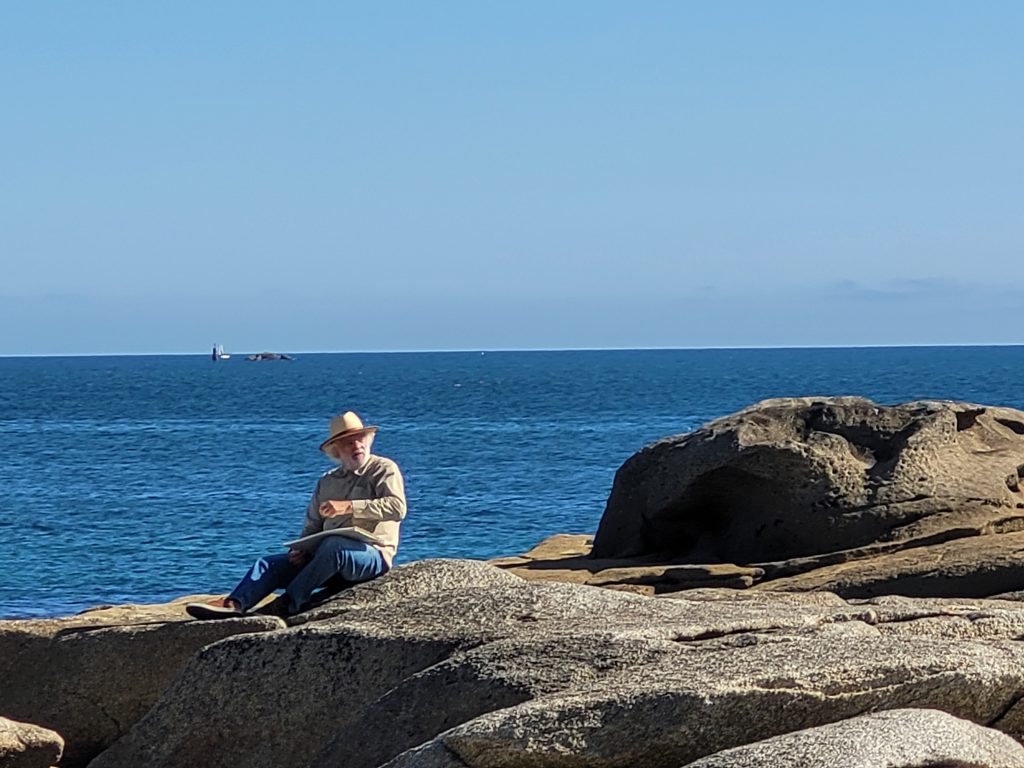 Un homme sur un rocher sur la plage de Squivaudan